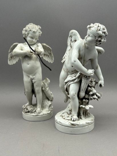 Deux statuettes en porcelaine blanche figurant...