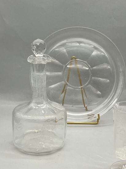 Lot comprenant :
- Un verre de nuit de 4...