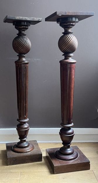 Paire de sellettes droites en bois mouluré,...