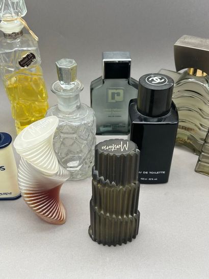 Lot comprenant :
- CHANEL, Paris.
Flacon...