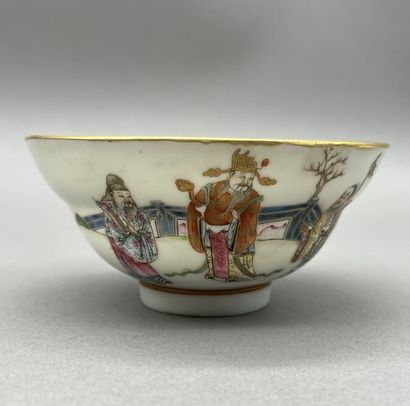 Réunion de quatre coupelles en porcelaine...
