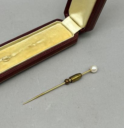 Épingle de cravate composée d'une perle montée...