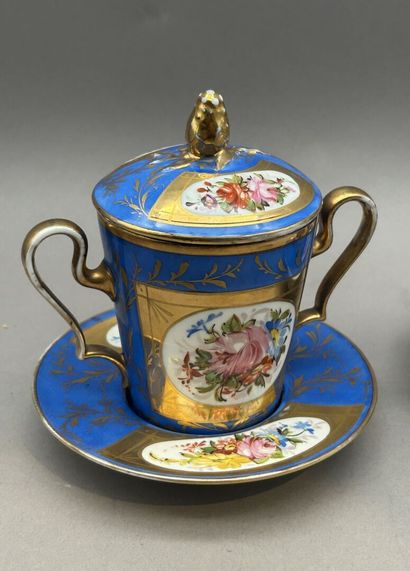 Lot comprenant : 
- Dans le goût de SÈVRES
Tasse...
