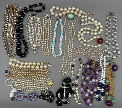 Lot d'une vingtaine de colliers et sautoirs...