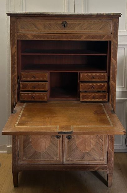 Secrétaire en armoire, en placage de bois...