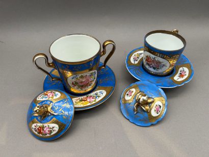 Lot comprenant : 
- Dans le goût de SÈVRES
Tasse...