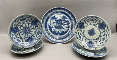 Lot comprenant: 
- Bol en porcelaine à décor...