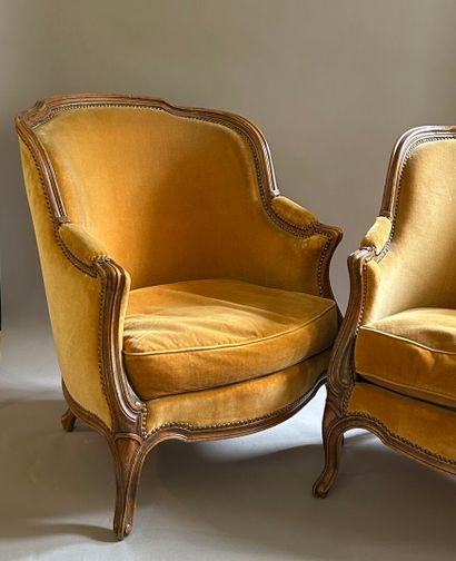 Paire de bergères en chêne mouluré et sculpté....