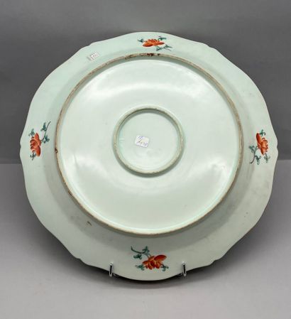 Lot comprenant: 
- Grand plat en porcelaine...