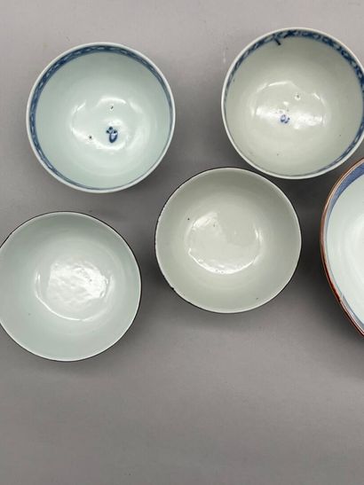 Lot including: 
- A blue-white porcelain...