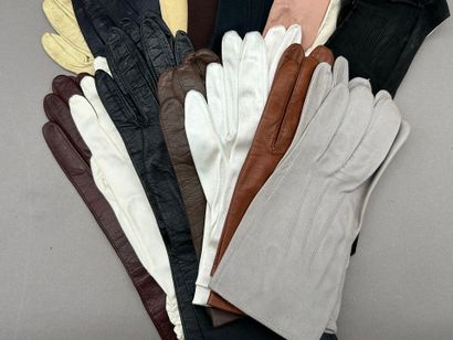 Lot de 28 paires de gants de dame en cuir,...