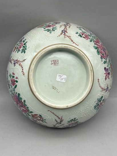 SAMSON.
Grand bol en porcelaine émaillée...