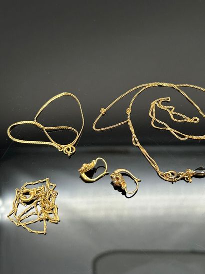 Lot de petits bijoux en or comprenant :
-...