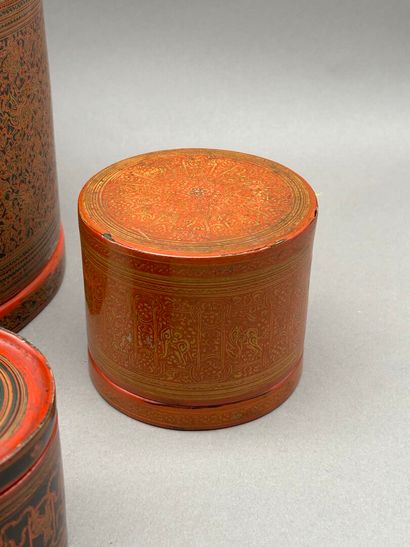 Set comprising: 
- Red and black lacquer...