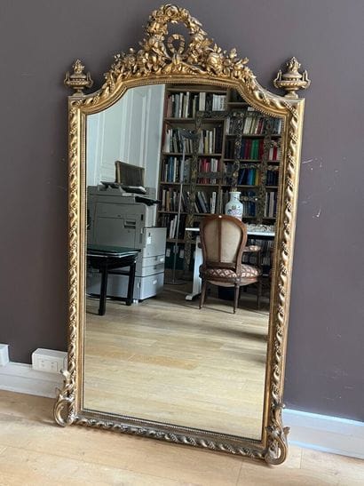 Miroir droit en bois mouluré, sculpté, stuqué...