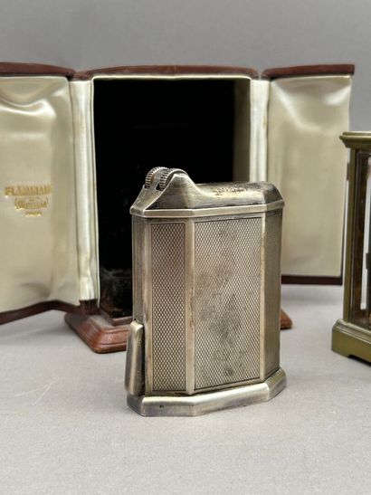 Briquet de table en métal argenté guilloché...