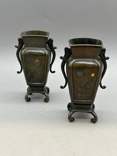 Paire de petits vases à panse quadrangulaire...