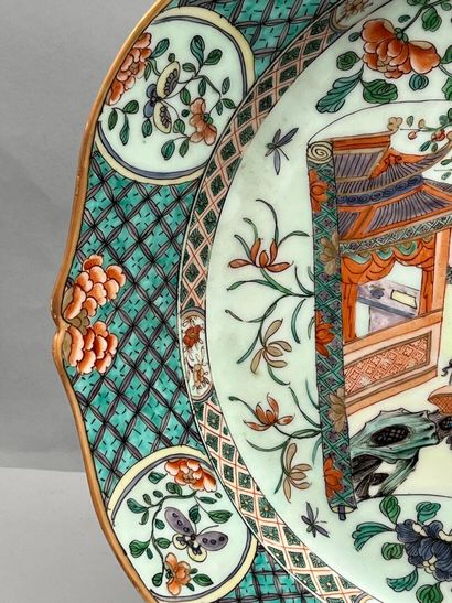 Lot comprenant: 
- Grand plat en porcelaine...
