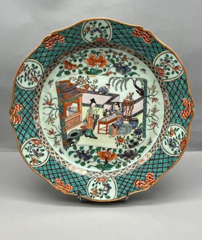 Lot comprenant: 
- Grand plat en porcelaine...