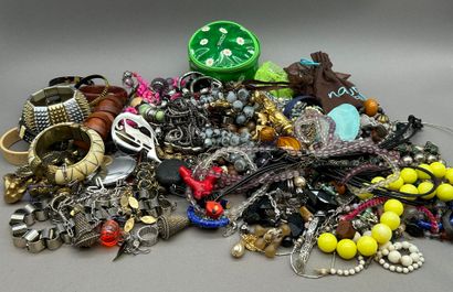 Important lot comprenant :
- Bijoux fantaisie...