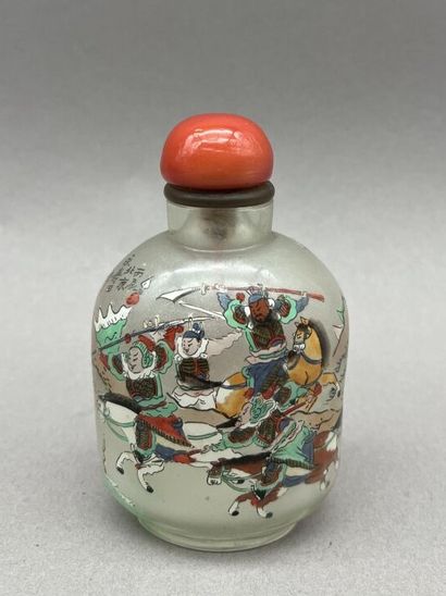 Lot comprenant: 
- Ravier en porcelaine de...
