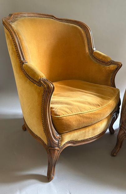Paire de bergères en chêne mouluré et sculpté....
