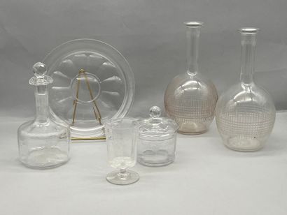 Lot comprenant :
- Un verre de nuit de 4...