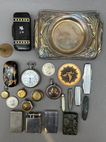 Lot d'objets de charme comprenant : 
- D'après...