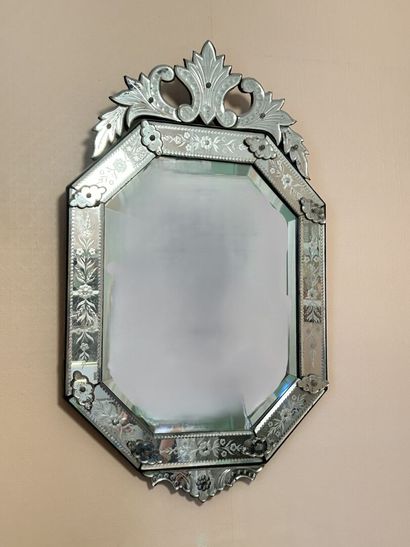Miroir biseauté et partiellement gravé.
Venise,...