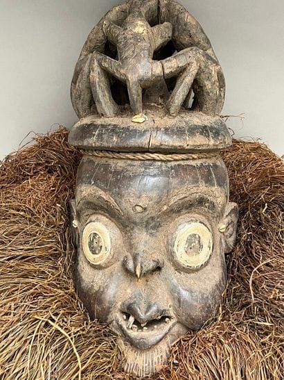 Ancien masque heaume en bois à coiffe ajourée...