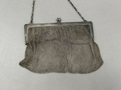 Lot comprenant: 
- Sac du soir brodé, vers...