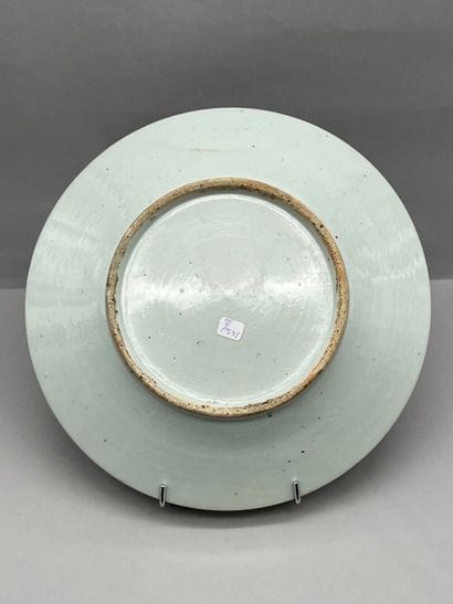 Lot comprenant: 
- Grand plat en porcelaine...