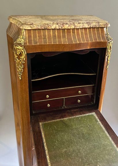 Secrétaire en armoire en placage de bois...
