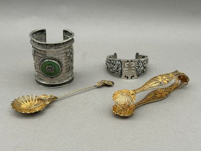 Set comprising: 
- An 800°/°° silver cuff...