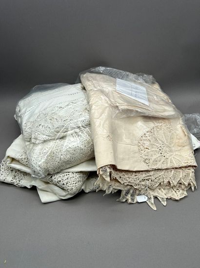 Lot comprenant: 
- Réunion de nappes en lin...