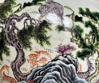 Lot comprenant: 
- Aquarium en porcelaine...