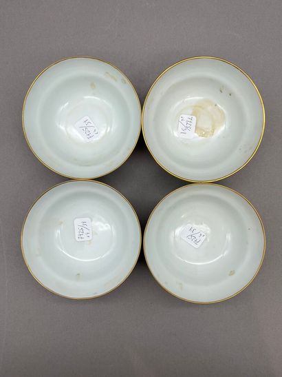 Réunion de quatre coupelles en porcelaine...