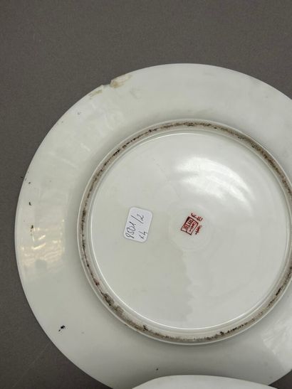 Lot comprenant :
- SAMSON
Réunion de 3 assiettes...