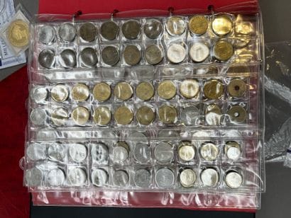 Lot comprenant :
- une pièce à pans coupés...