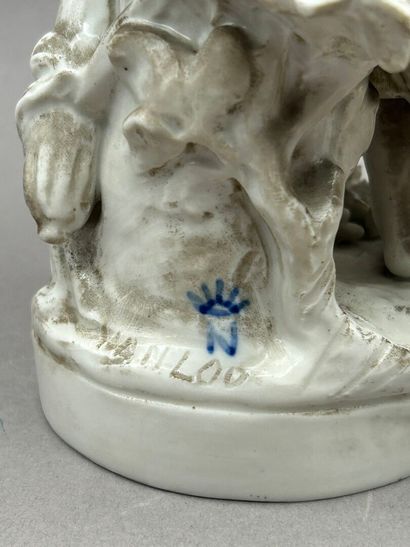 Deux statuettes en porcelaine blanche figurant...