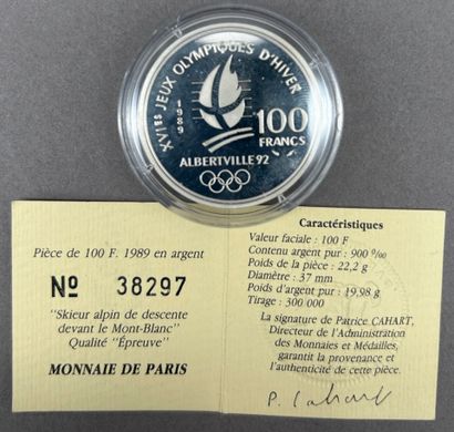 Lot comprenant :
- Une pièce de 100 francs...