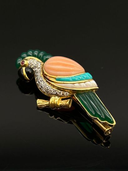 Dans le goût de VAN CLEEF & ARPELS.
Broche...