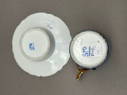 Lot comprenant : 
- Dans le goût de SÈVRES
Tasse...