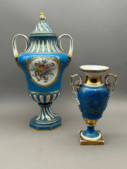 Lot comprenant : 
- PORCELAINE DE PARIS
Grand...