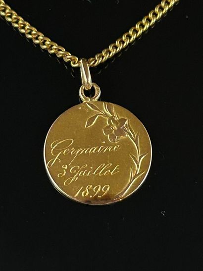 Médaille en or 18K (750°/°°), gravée 
