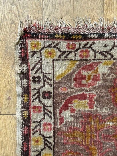 Lot comprenant: 
- Tapis rectangulaire de...