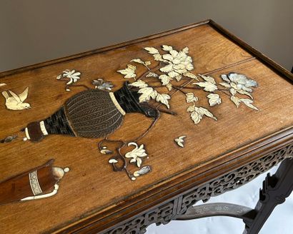Table droite en bois exotique à décor de...