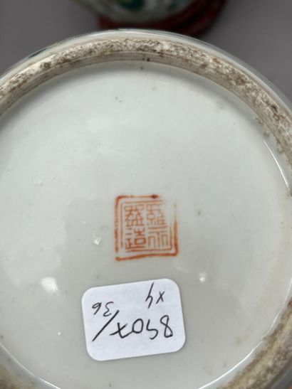 Lot comprenant : 
- Un petit pot à col droit...