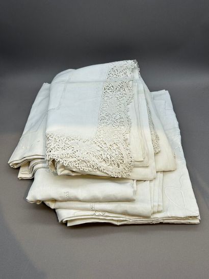 Lot comprenant: 
- Réunion de quatre draps...