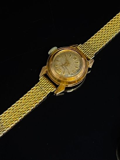 Lot comprenant : 
- Une petite montre de...
